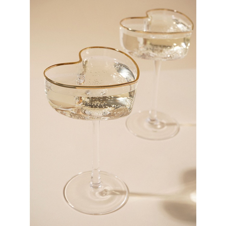 Martinis pohárkészlet - 2 db. Kiváló választás esküvőre, eljegyzésre, születésnapra vagy a szerelmének meglepetésként.