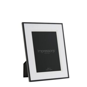 Képkeret - Fekete, 13x18. Ez egy klasszikus téglalap alakú, kifejezetten minimalista és elegáns megjelenésű asztali képkeret.