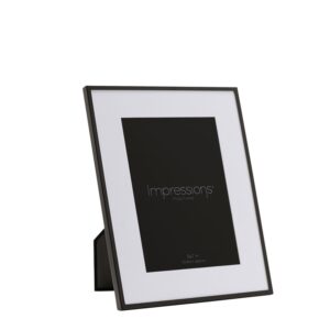 Képkeret - fekete, fehér 13x18. Ez egy klasszikus téglalap alakú, kifejezetten minimalista és elegáns megjelenésű asztali képkeret.