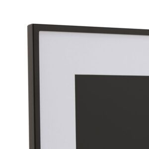 Képkeret - fekete, fehér 13x18. Ez egy klasszikus téglalap alakú, kifejezetten minimalista és elegáns megjelenésű asztali képkeret.