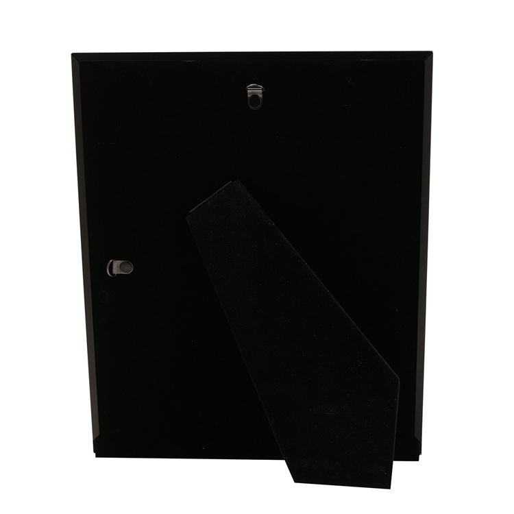 Képkeret - fekete, fehér 20x25. Ez egy klasszikus téglalap alakú, kifejezetten minimalista és elegáns megjelenésű asztali képkeret.