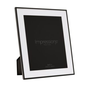 Képkeret - fekete, fehér 20x25. Ez egy klasszikus téglalap alakú, kifejezetten minimalista és elegáns megjelenésű asztali képkeret.