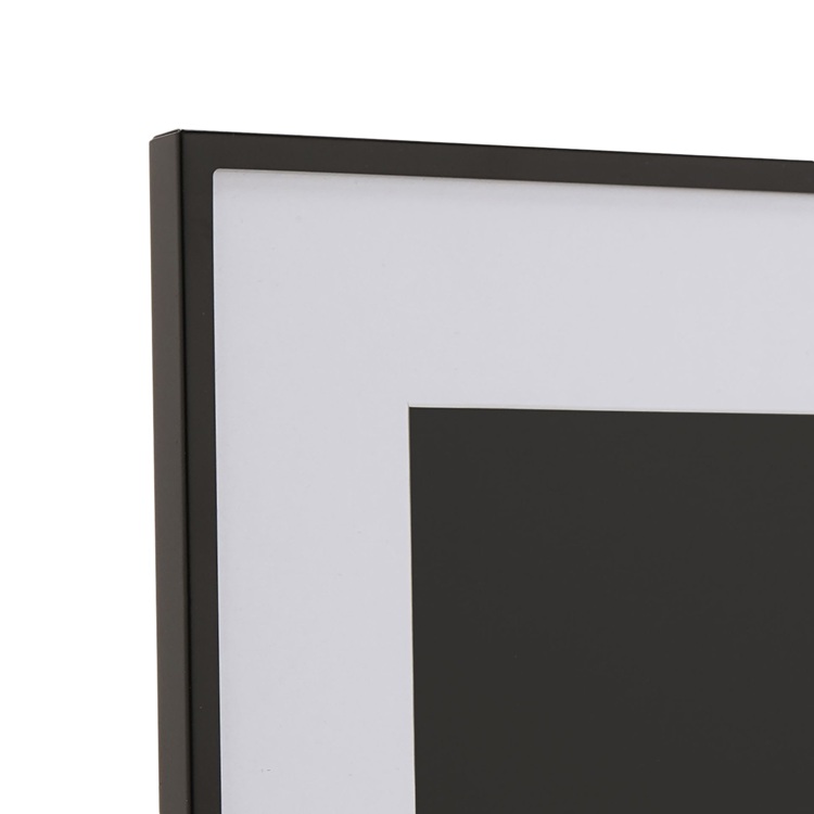 Képkeret - fekete, fehér 20x25. Ez egy klasszikus téglalap alakú, kifejezetten minimalista és elegáns megjelenésű asztali képkeret.