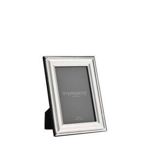 Képkeret - mintás, 10x15 . A keret legmeghatározóbb eleme a külső peremén végigfutó, aprólékosan kidolgozott gyöngysor-minta, amely vintage és időtálló hangulatot kölcsönöz a képkeretnek.