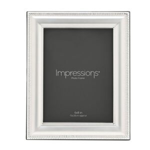 Képkeret - mintás, 15 x 20 . A keret legmeghatározóbb eleme a külső peremén végigfutó, aprólékosan kidolgozott gyöngysor-minta, amely vintage és időtálló hangulatot kölcsönöz a képkeretnek.