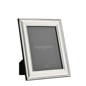 Képkeret - mintás, 15 x 20 . A keret legmeghatározóbb eleme a külső peremén végigfutó, aprólékosan kidolgozott gyöngysor-minta, amely vintage és időtálló hangulatot kölcsönöz a képkeretnek.