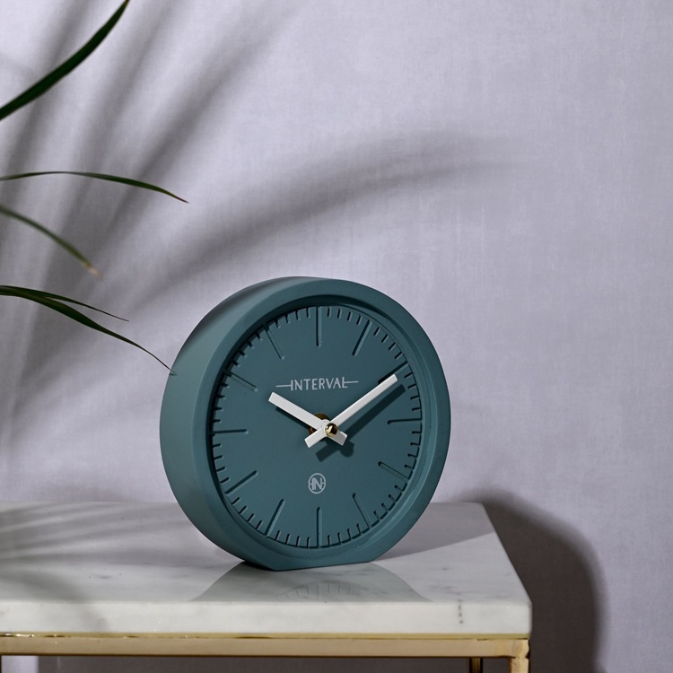 Asztali óra - türkizkék. Ez a modern, minimalista stílusú asztali óra tökéletes választás a kortárs designt kedvelők számára.