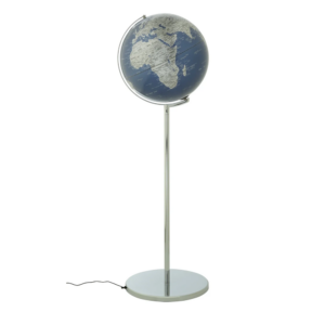 Állványos földgömb Soyuz Light - világítós, kék, ezüst. A földgömb 43 cm átmérővel és állvánnyal készült, krómozott fém talapzat, teljes magasság 132 cm, térkép dombormű, két mozgatható tengely, fém / műanyag, fényes, ezüst színű.