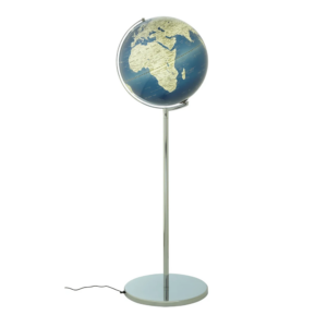 Állványos földgömb Soyuz Light - világítós, kék, ezüst. A földgömb 43 cm átmérővel és állvánnyal készült, krómozott fém talapzat, teljes magasság 132 cm, térkép dombormű, két mozgatható tengely, fém / műanyag, fényes, ezüst színű.